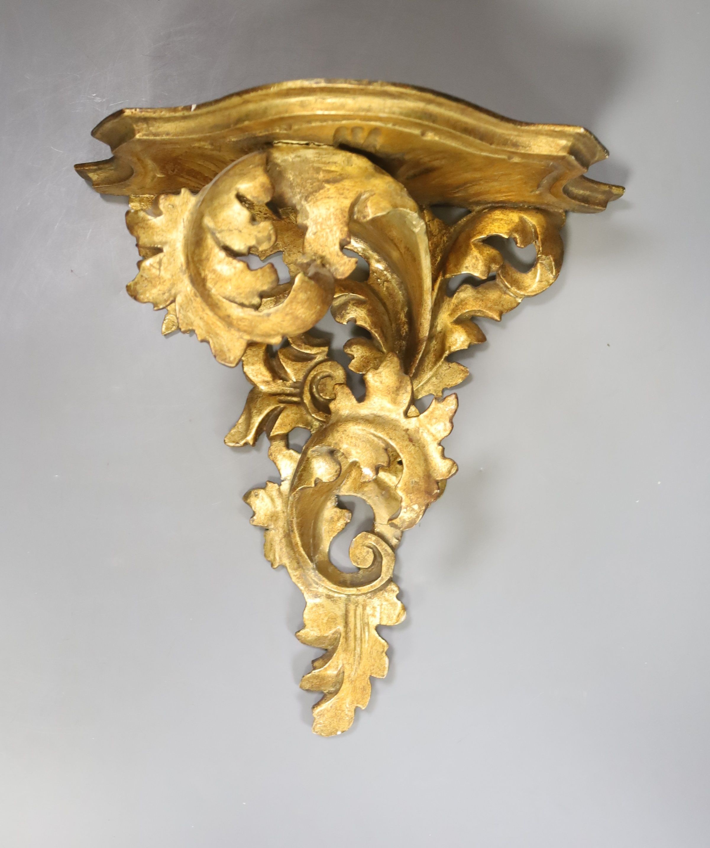 A Florentine style gilt carved acanthus wall bracket 28cm